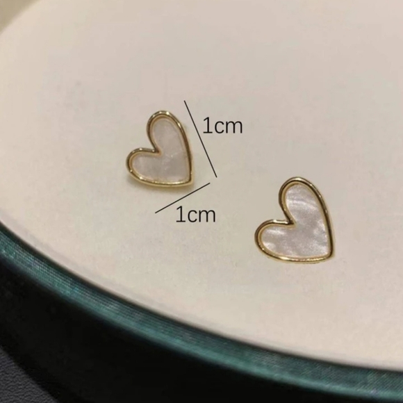 NWT White/Gold Heart Stud Earrings - Picture 3 of 3